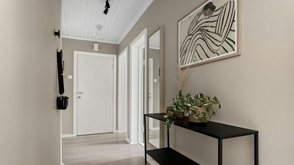 Jak zagospodarować ścianę w korytarzu – praktyczne pomysły i inspiracje