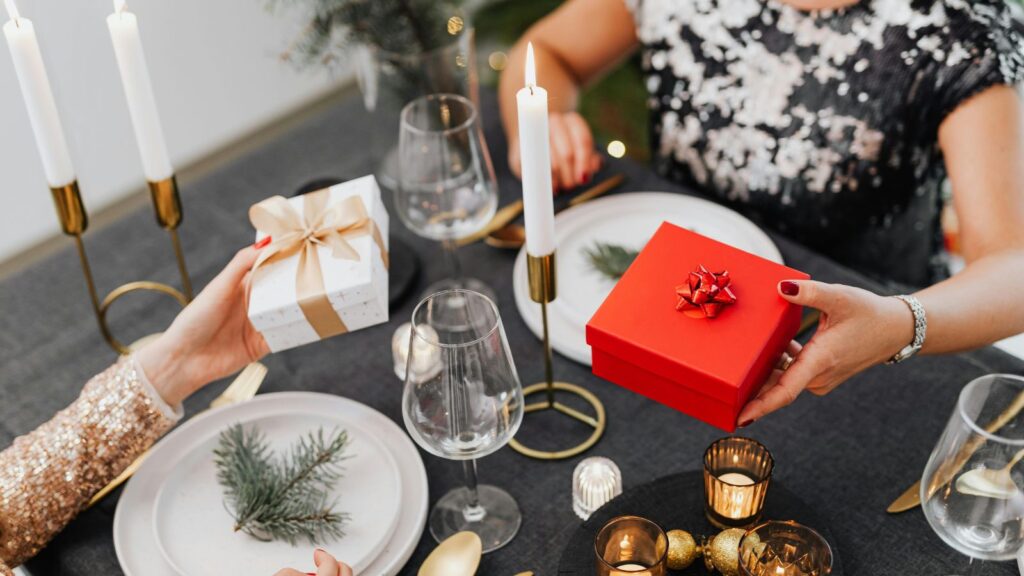 Najpiękniejsze pomysły na prezent dla przyjaciółki – nie tylko biżuteria i kosmetyki