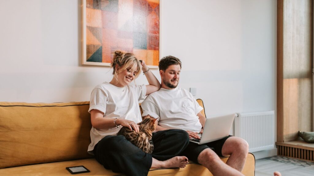 Jak dobrać plakaty do salonu? Najważniejsze zasady harmonijnego wystroju